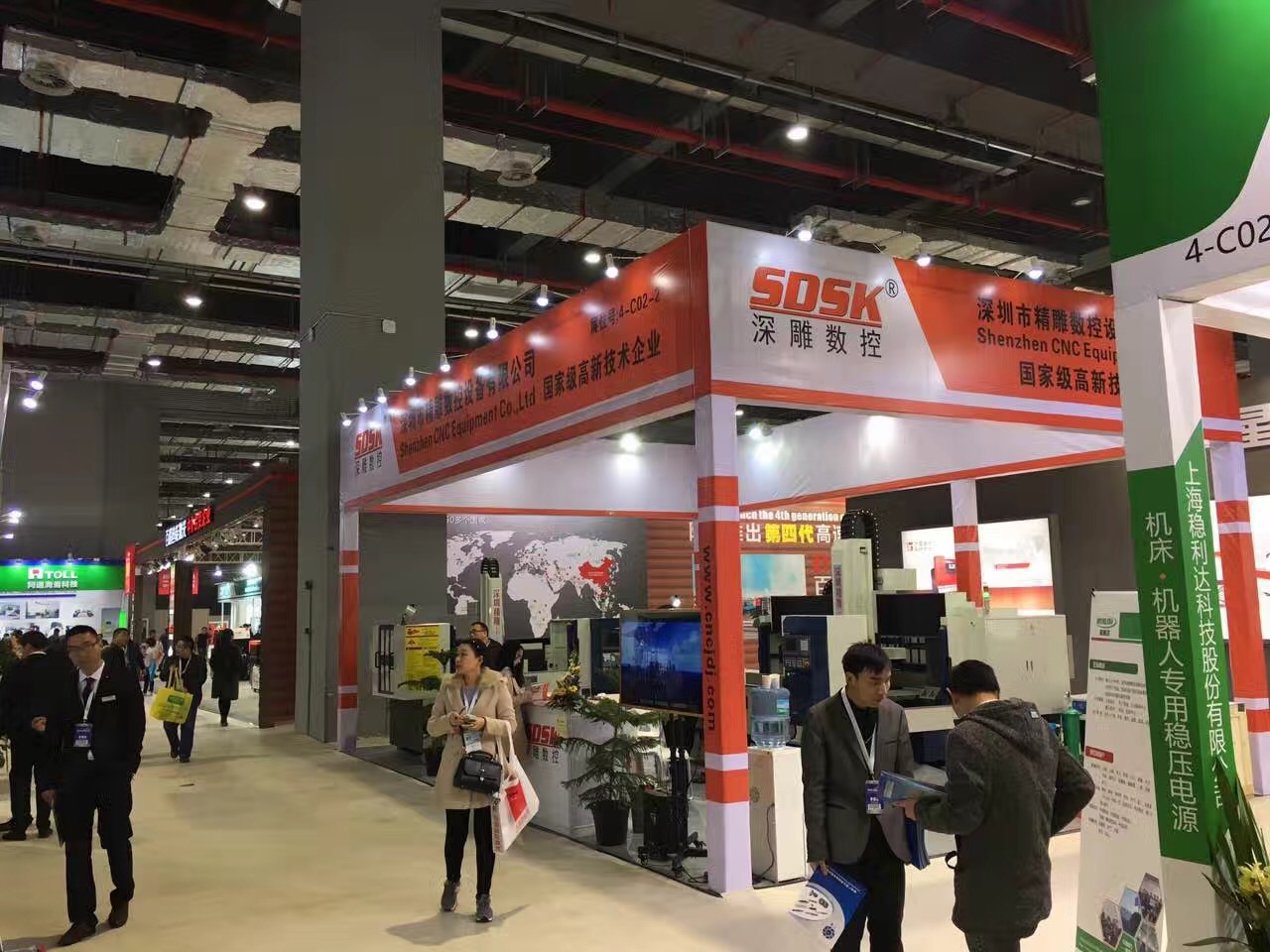 深圳精雕參加上海國際機床展會取得圓滿成功。展會上，公司主營機器，玻璃精雕機，大型精雕機，從外觀尺寸來講得到許多客戶的贊譽和認可。